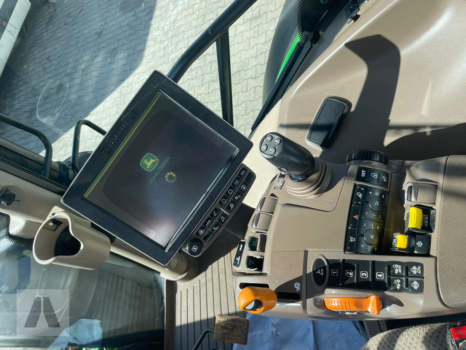 Traktor типа John Deere 6215R, Gebrauchtmaschine в Regensburg (Фотография 16)