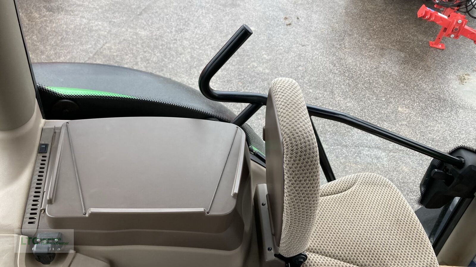 Traktor типа John Deere 6215R, Gebrauchtmaschine в Eggendorf (Фотография 26)