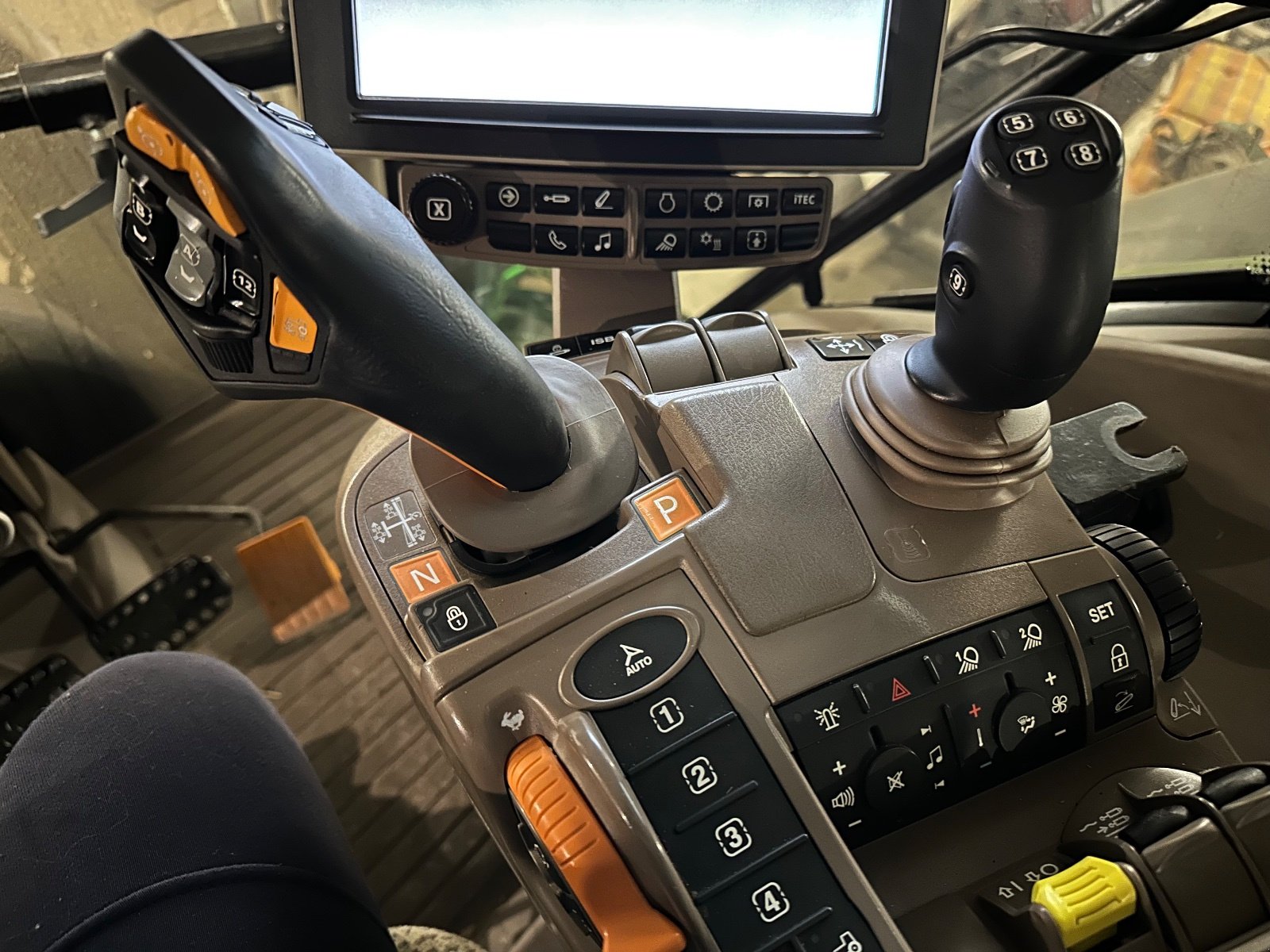 Traktor van het type John Deere 6215R, Gebrauchtmaschine in Thyrnau (Foto 2)