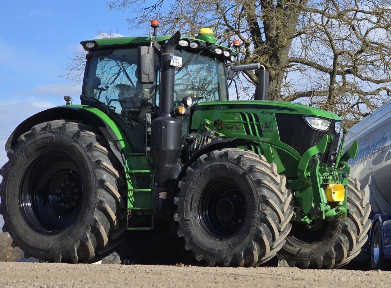 Traktor des Typs John Deere 6215R, Gebrauchtmaschine in Pocking (Bild 1)