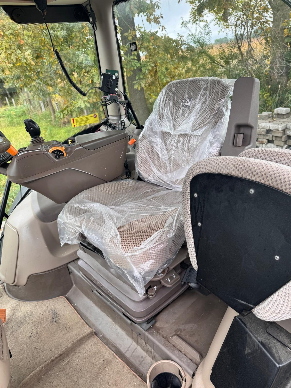 Traktor des Typs John Deere 6215R, Gebrauchtmaschine in Pocking (Bild 4)