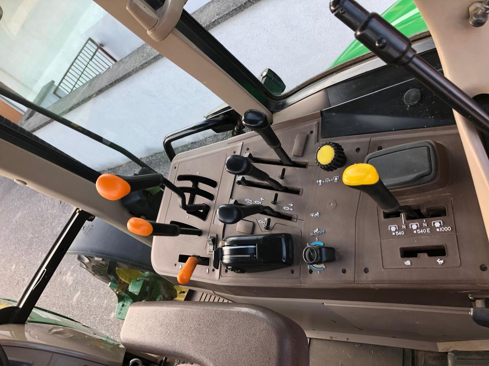 Traktor от тип John Deere 6220, Gebrauchtmaschine в St. Marienkirchen/Polsenz (Снимка 6)