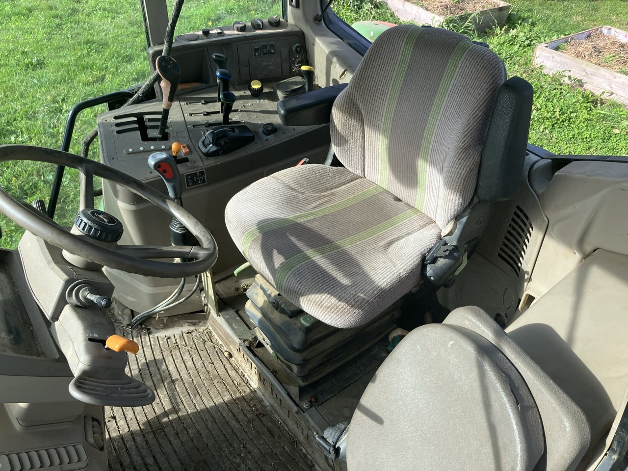 Traktor типа John Deere 6230, Gebrauchtmaschine в MORLHON LE HAUT (Фотография 11)