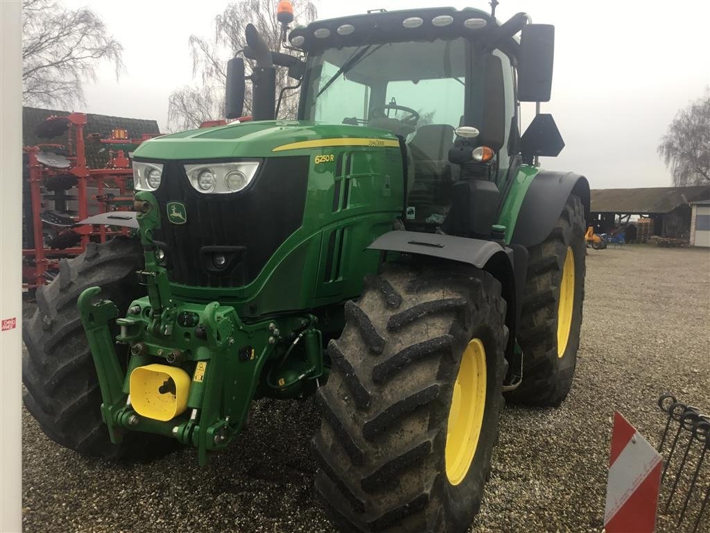 Traktor типа John Deere 6250R m/Frontlift og Front-PTO STAR FIRE 3000, Meget velholdt, Gebrauchtmaschine в Mern (Фотография 2)