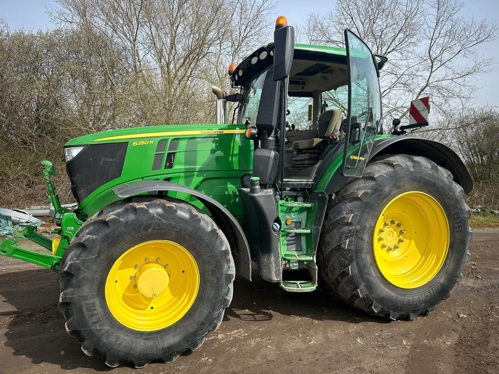 Traktor del tipo John Deere 6250R m/Frontlift og Front-PTO ULTIMATE EDITION med Front PTO, Front lift, Command arm, StarFire 6000 antenne. GPS. Vi har 9 stk 6250R til salg!!!, Gebrauchtmaschine en Kolding (Imagen 2)