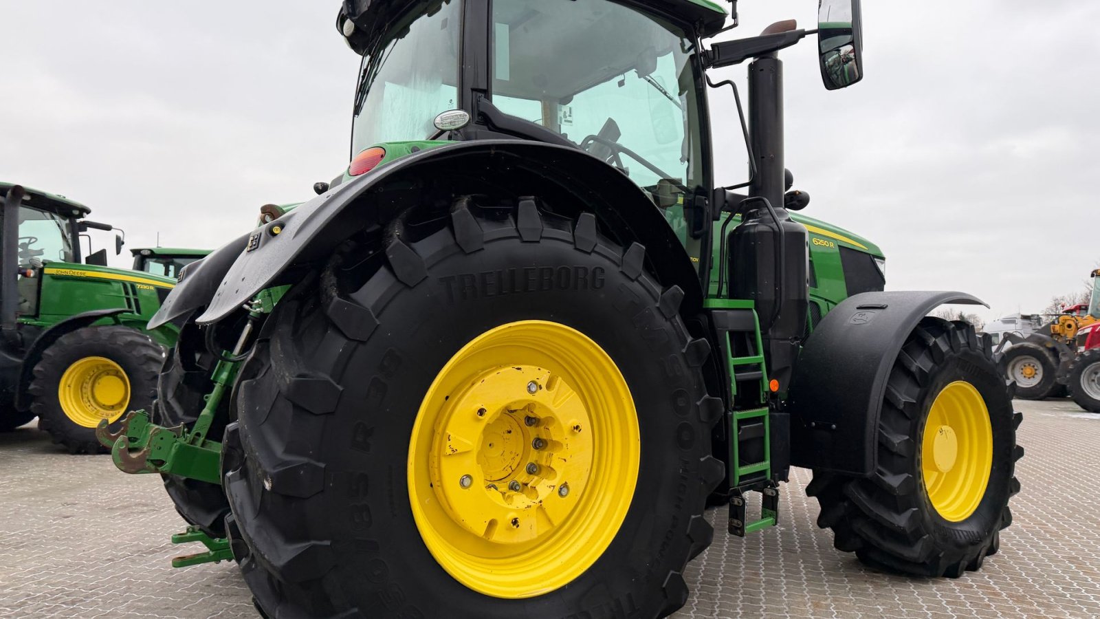 Traktor van het type John Deere 6250R ULIMATE! KUN 2400 TIMER OG FRONT PTO!, Gebrauchtmaschine in Nørager (Foto 13)