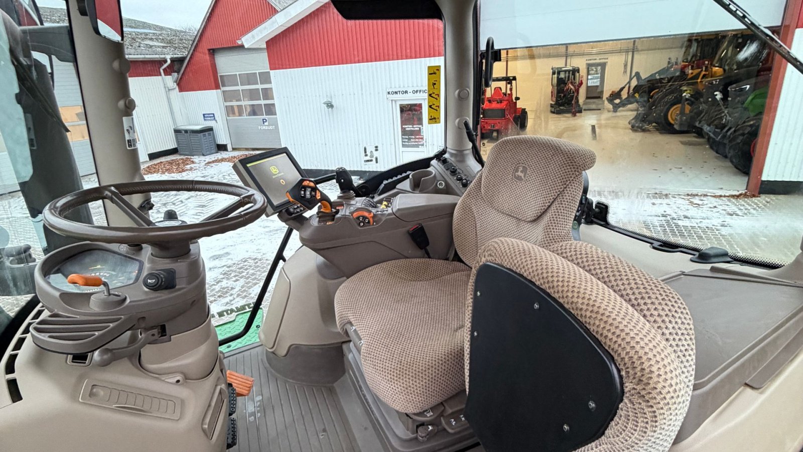 Traktor van het type John Deere 6250R ULIMATE! KUN 2400 TIMER OG FRONT PTO!, Gebrauchtmaschine in Nørager (Foto 18)