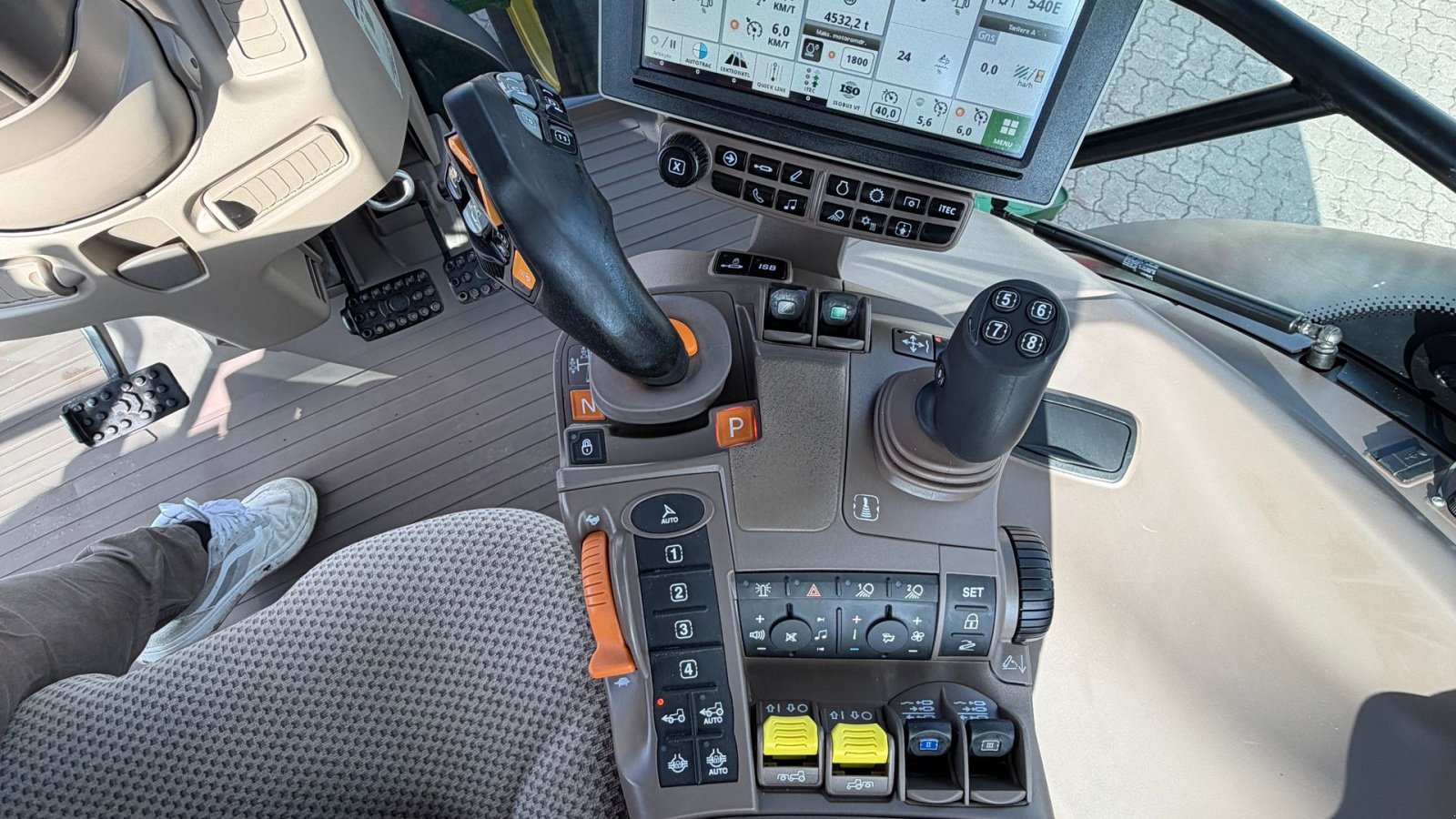 Traktor типа John Deere 6250R Ultimate Edition KUN 4500 TIMER! MED FRONT PTO, COMMANDPRO OG AUTOSTYRING!, Gebrauchtmaschine в Nørager (Фотография 16)
