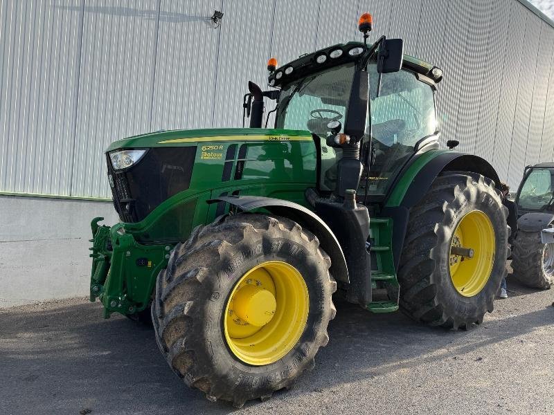 Traktor типа John Deere 6250R, Gebrauchtmaschine в Richebourg