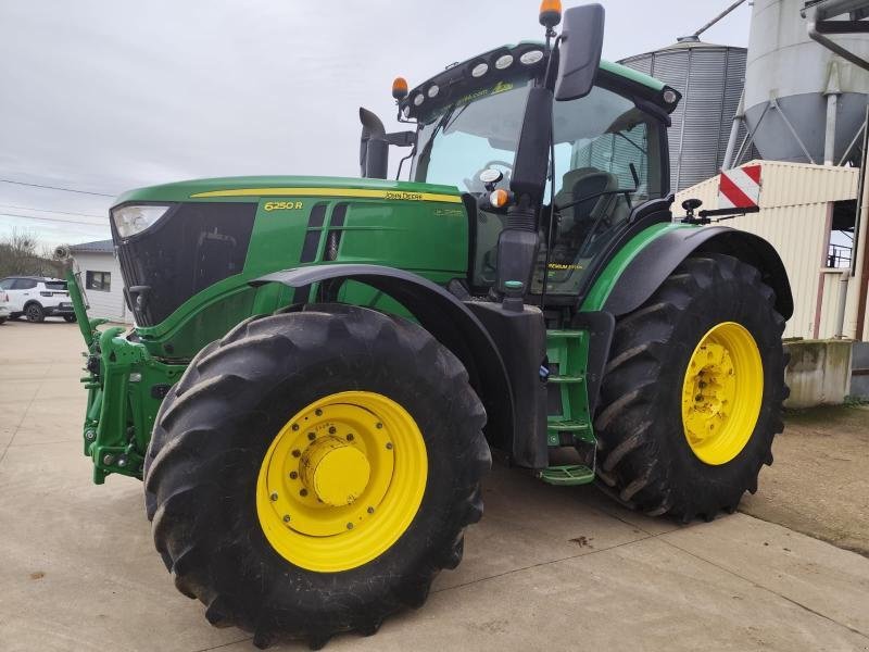 Traktor от тип John Deere 6250R, Gebrauchtmaschine в SAINT GENEST D'AMBIERE