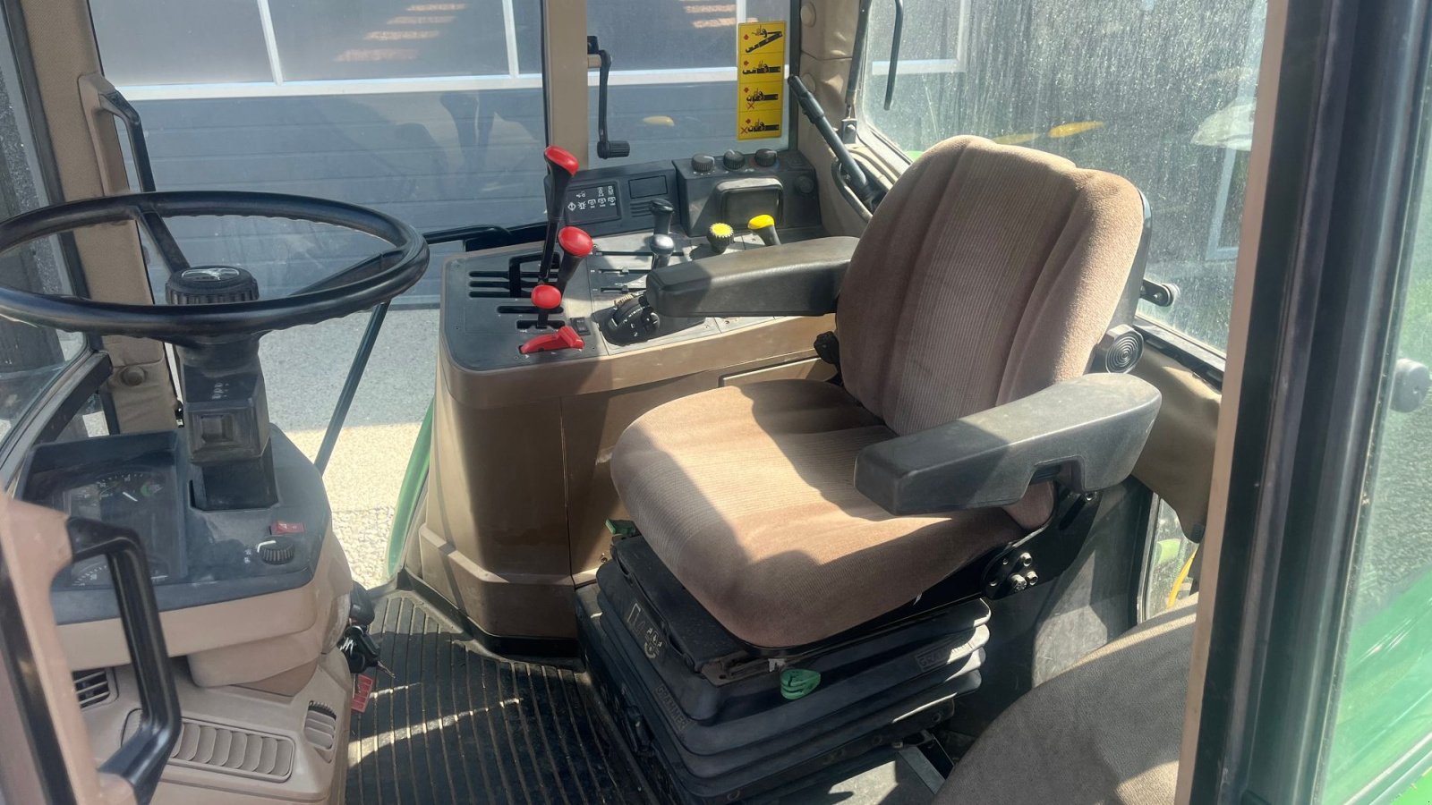 Traktor от тип John Deere 6300 Meget velholdt traktor. Samme ejer de sidste 29år, Gebrauchtmaschine в Lintrup (Снимка 5)