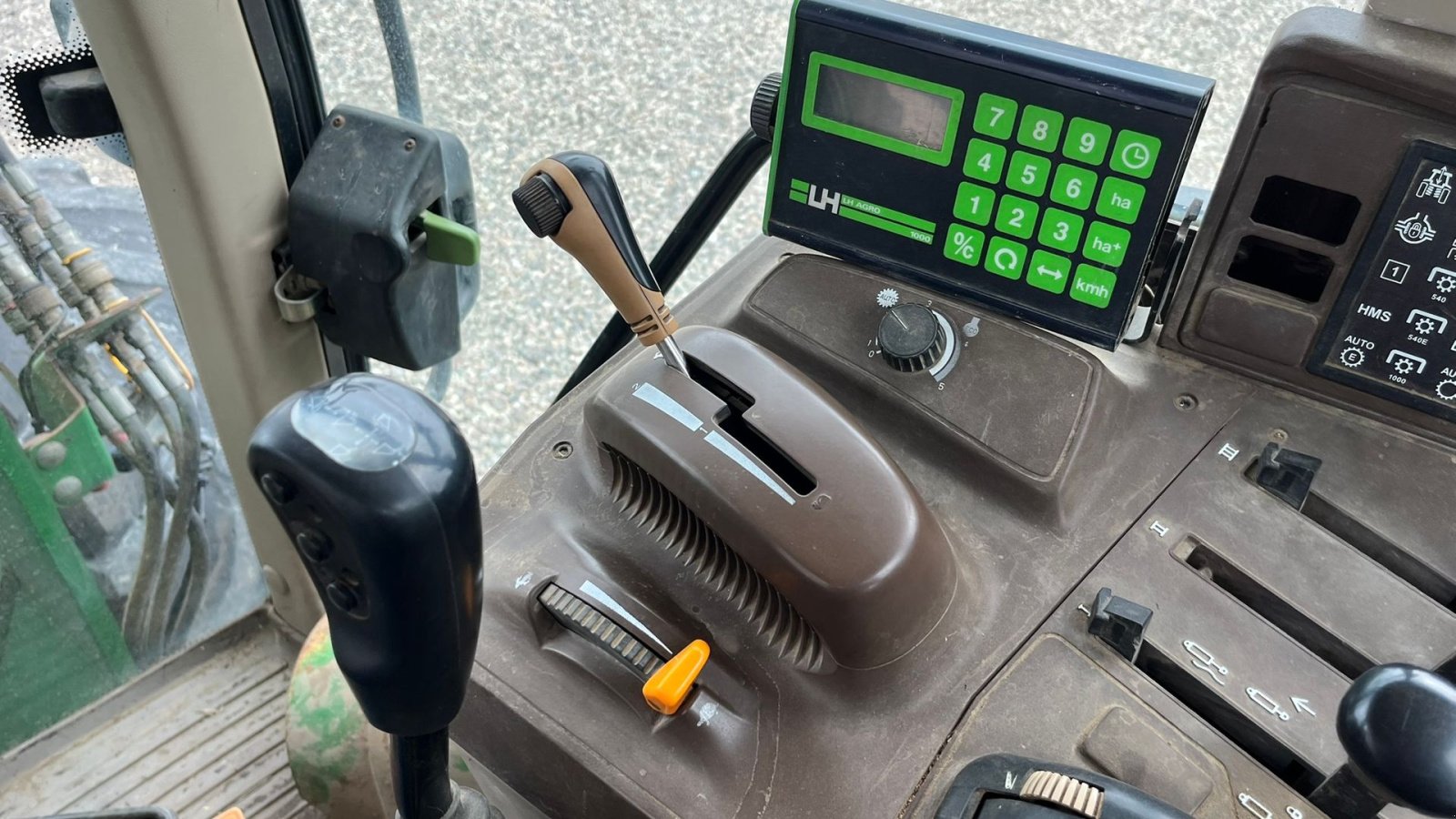 Traktor του τύπου John Deere 6320 m/JD 631 Frontlæsser  AutoPower og TLS affjedret foraksel, Gebrauchtmaschine σε Lintrup (Φωτογραφία 10)