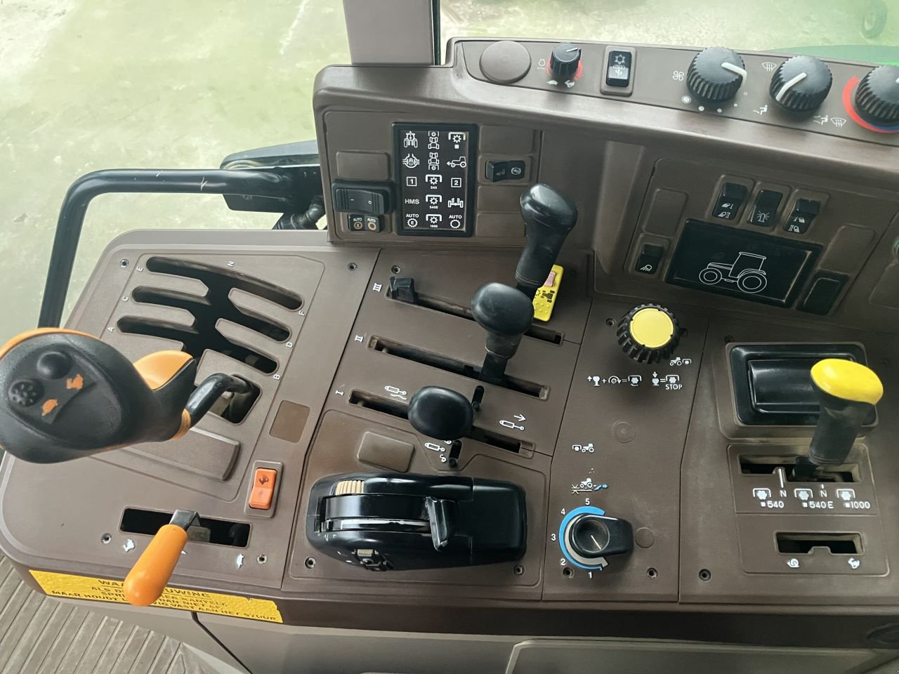 Traktor типа John Deere 6420, Gebrauchtmaschine в St. - Jacobiparochie (Фотография 9)