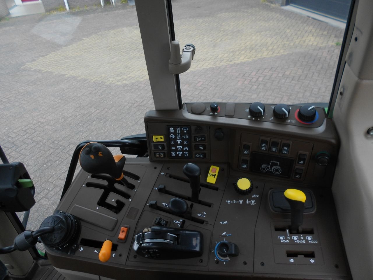 Traktor van het type John Deere 6520, Gebrauchtmaschine in Oirschot (Foto 8)