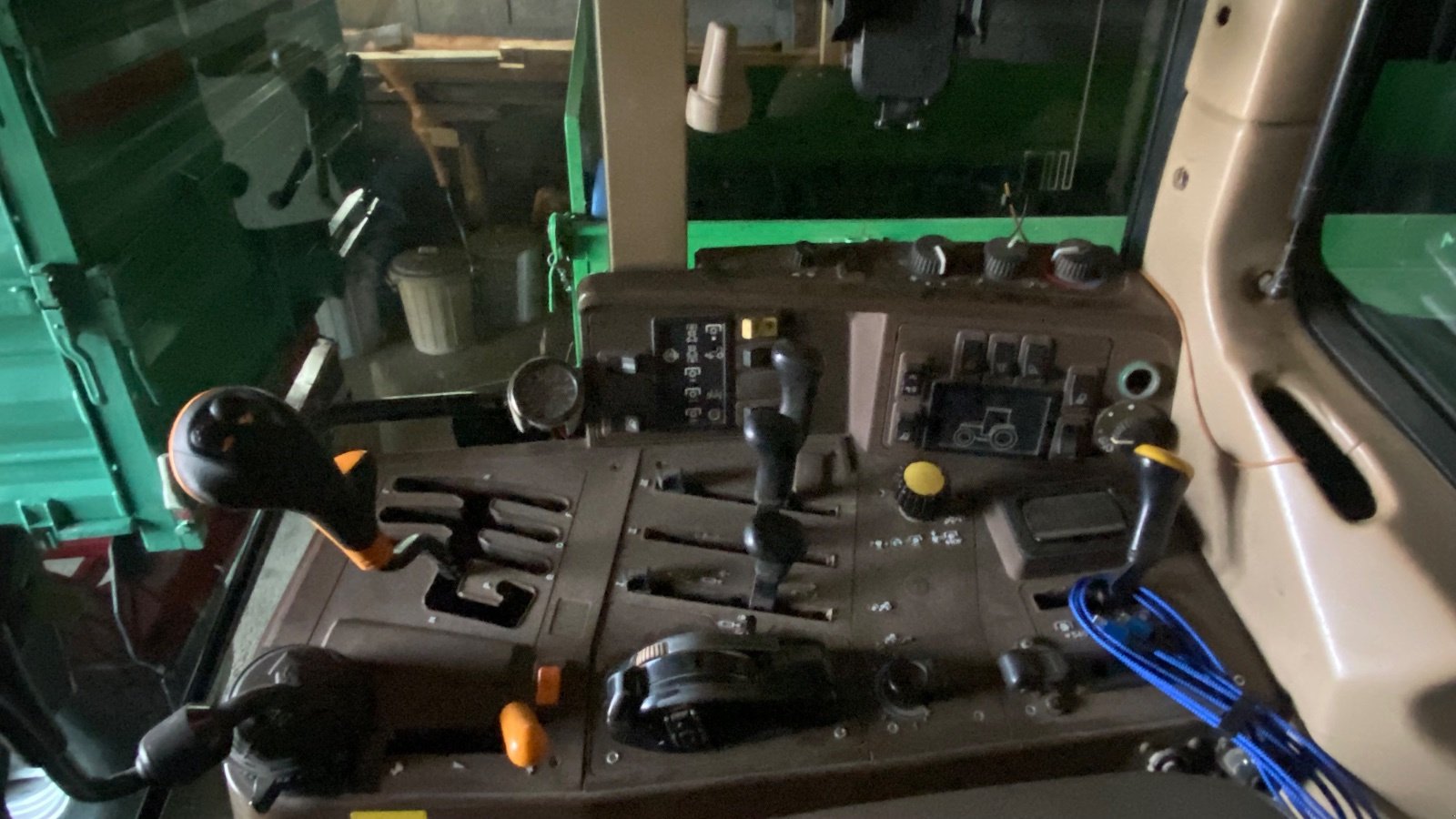 Traktor от тип John Deere 6610, Gebrauchtmaschine в Oberhausen (Снимка 3)