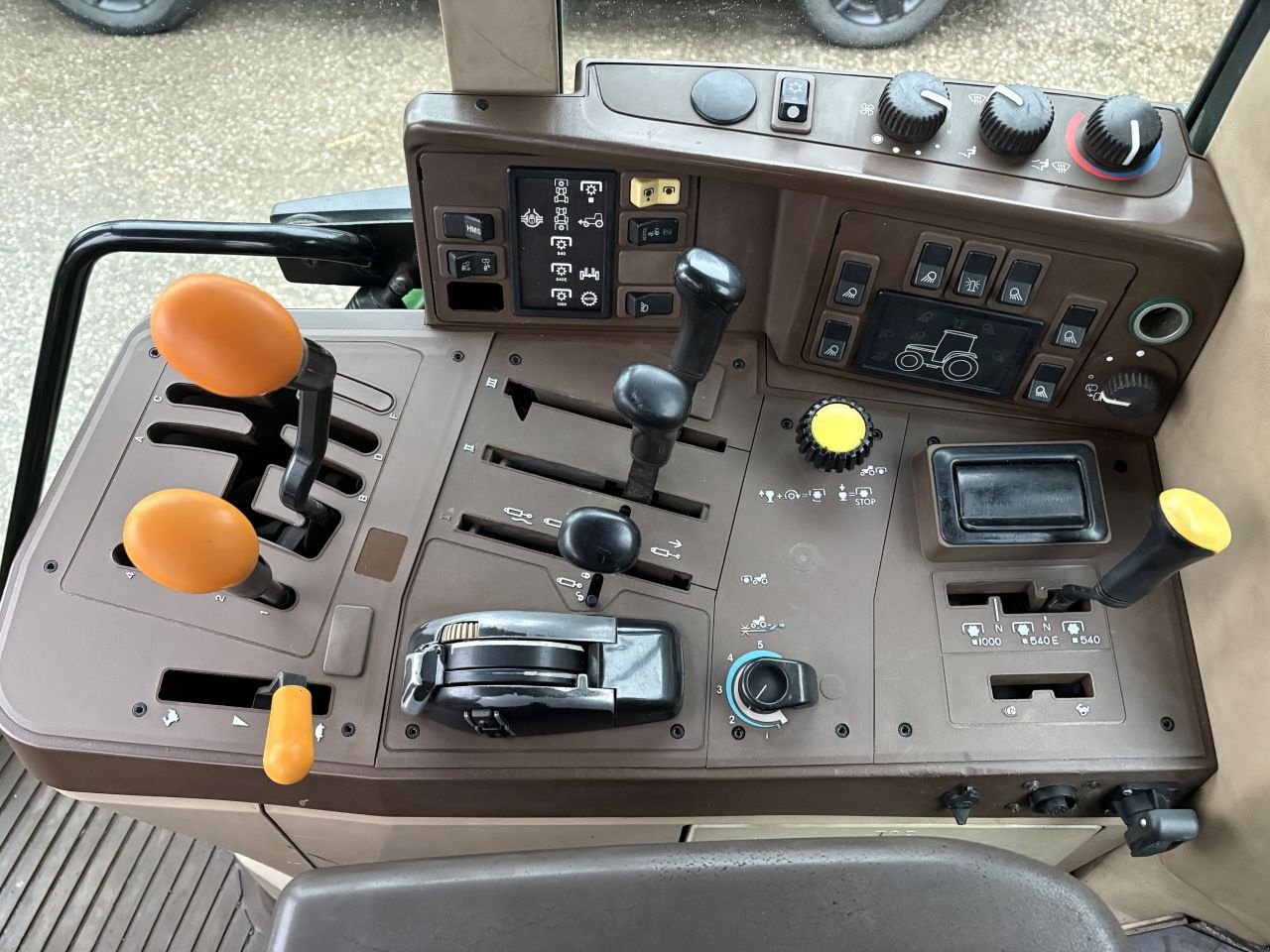 Traktor des Typs John Deere 6810, Gebrauchtmaschine in St. - Jacobiparochie (Bild 7)