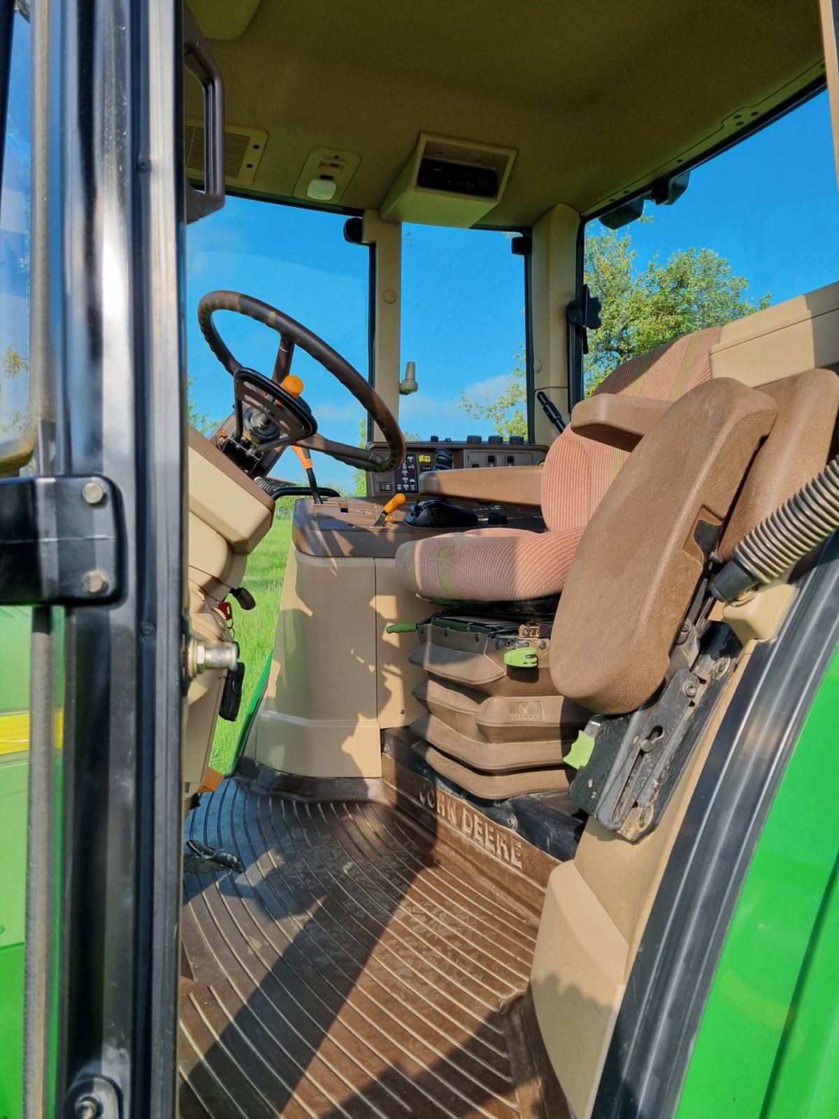 Traktor typu John Deere 6810, Gebrauchtmaschine v Gaubüttelbrunn (Obrázek 2)