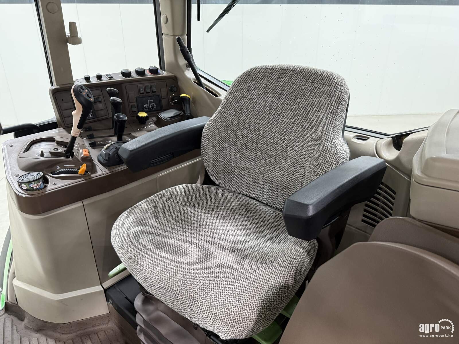 Traktor typu John Deere 6820, Gebrauchtmaschine v Csengele (Obrázok 25)