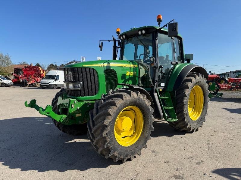 John Deere 6820, Gebrauchtmaschine, Baujahr: 2004, Betriebsstunden / Hektar: 8955 (Bild 1) Traktor des Typs John Deere 6820, Gebrauchtmaschine in Richebourg (Bild 1)