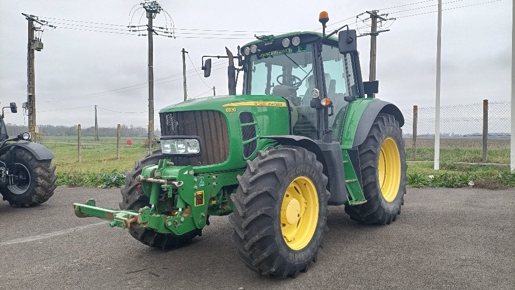 Traktor des Typs John Deere 6830 auto power, Gebrauchtmaschine in SAINT-HILAIRE-EN-PUISEAUX (Bild 1)
