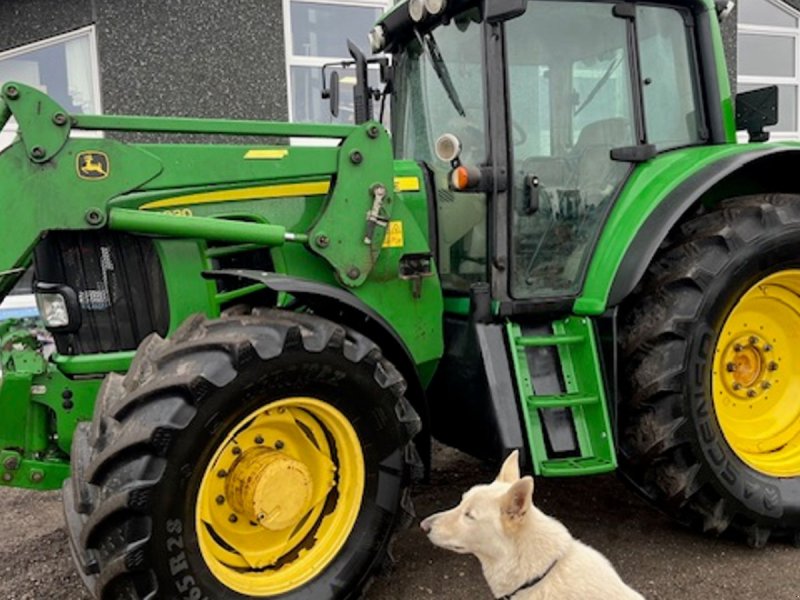 Traktor van het type John Deere 6830 PREMIUM AUTOPOWER, JD FRONTLÆSSER, FRONTLIFT, FRONT PTO, Gebrauchtmaschine in Dronninglund (Foto 1)
