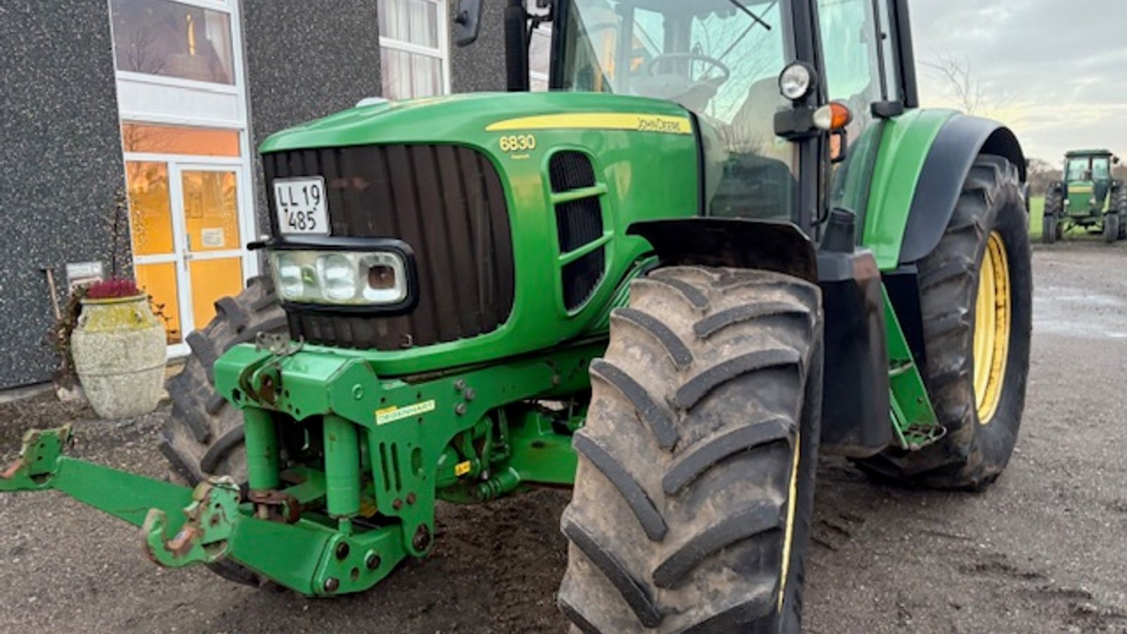 Traktor of the type John Deere 6830 PREMIUM FRONTLIFT, TLS AFF. FORAKSEL, Gebrauchtmaschine in Dronninglund (Picture 2)
