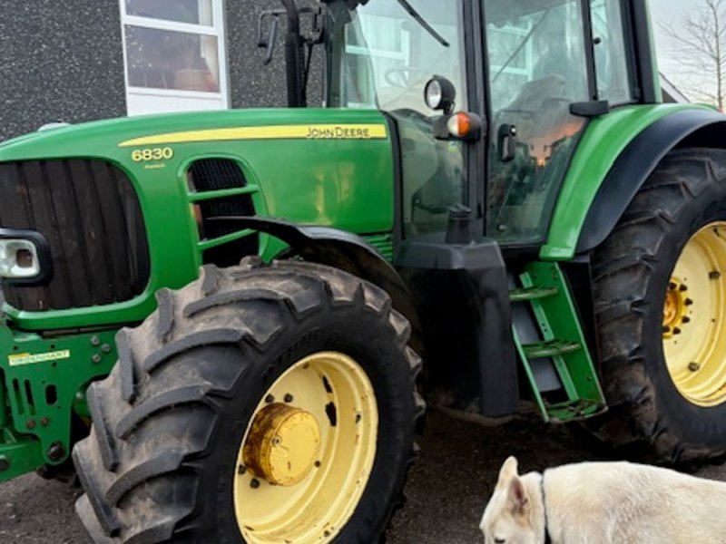 Traktor типа John Deere 6830 PREMIUM FRONTLIFT, TLS AFF. FORAKSEL, Gebrauchtmaschine в Dronninglund (Фотография 1)