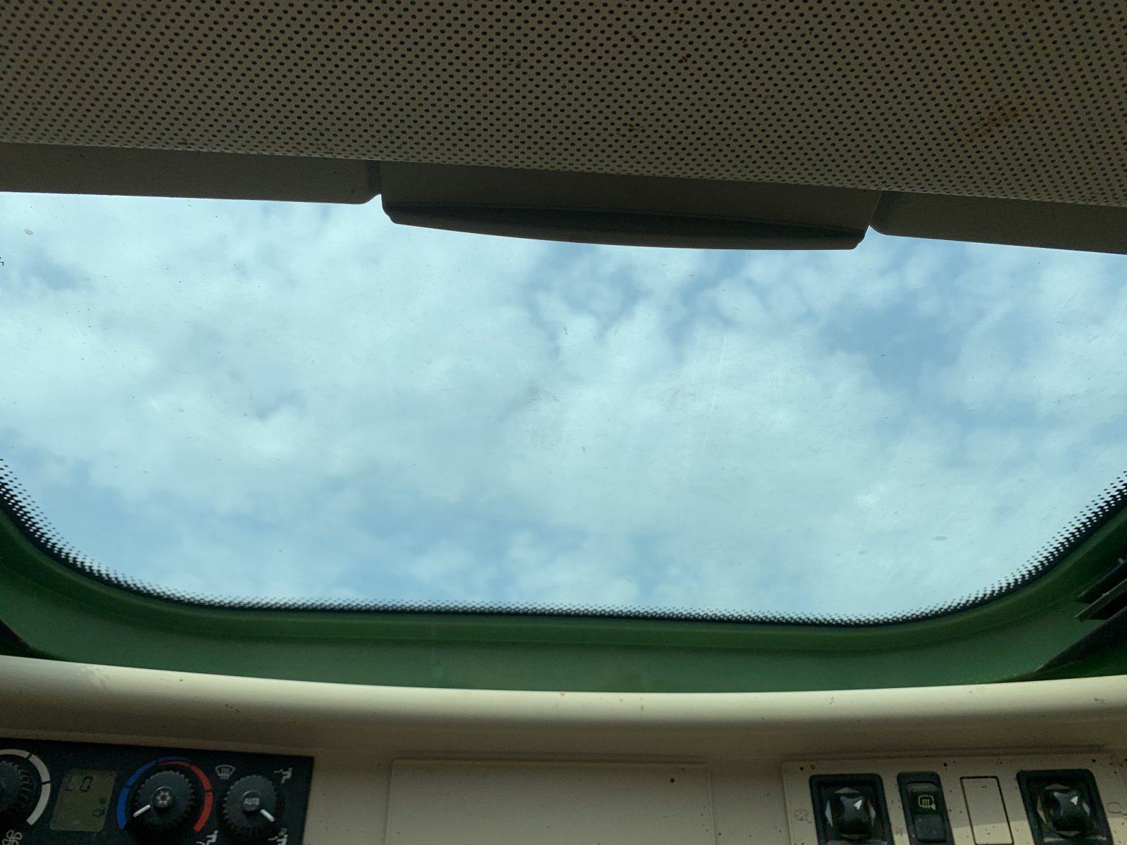 Traktor des Typs John Deere 6830 PREMIUM, Gebrauchtmaschine in Montmorillon (Bild 3)