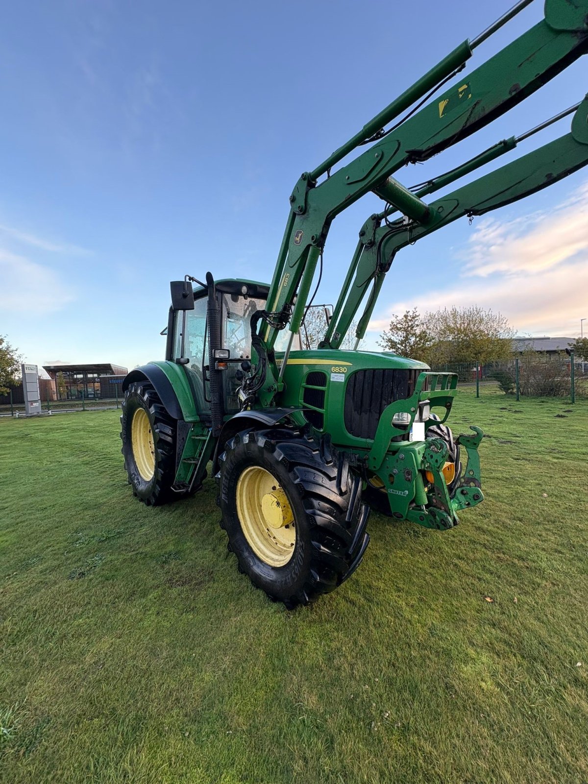 John Deere 6830, Gebrauchtmaschine, Baujahr: 2008, Betriebsstunden: 10400 Stunden (Bild 2) Traktor des Typs John Deere 6830, Gebrauchtmaschine in Lohe-Rickelshof (Bild 2)