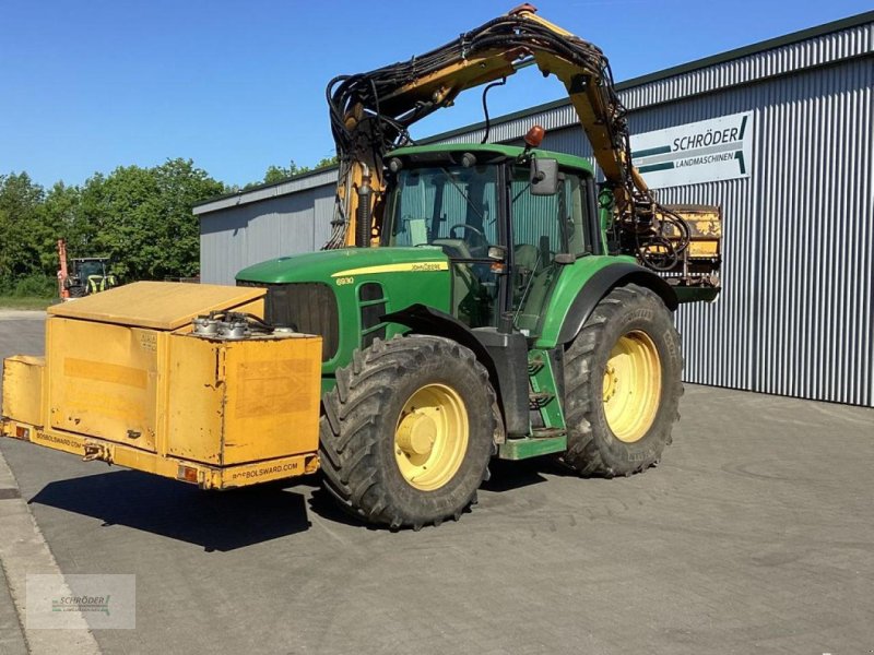 Traktor типа John Deere 6930 + BOS MÄHAUSLEGER + MULCHKOPF, Gebrauchtmaschine в Schwarmstedt