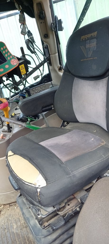 Traktor of the type John Deere 6930 PREMIUM, Gebrauchtmaschine in SAINT-HILAIRE-EN-PUISEAUX (Picture 10)