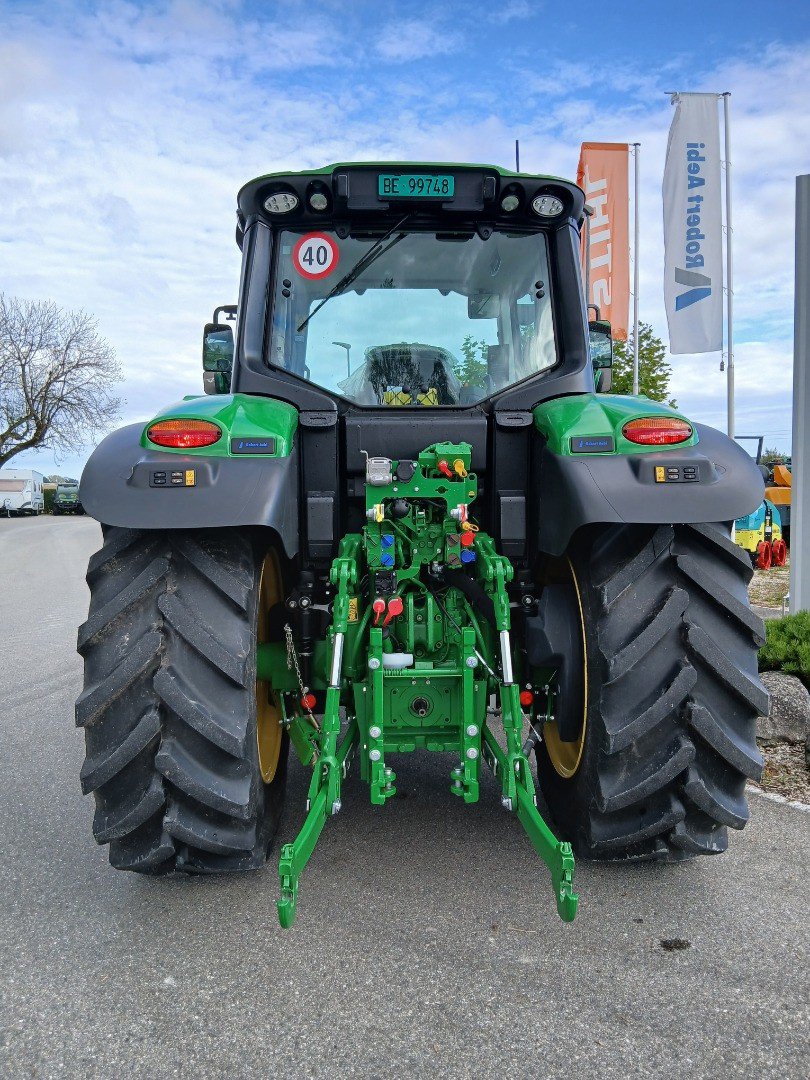 Traktor des Typs John Deere 6M 125, Ausstellungsmaschine in Lengnau (Bild 2)