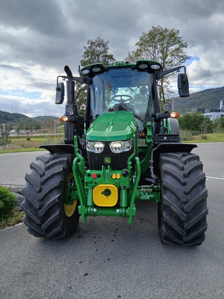Traktor des Typs John Deere 6M 125, Ausstellungsmaschine in Lengnau (Bild 3)