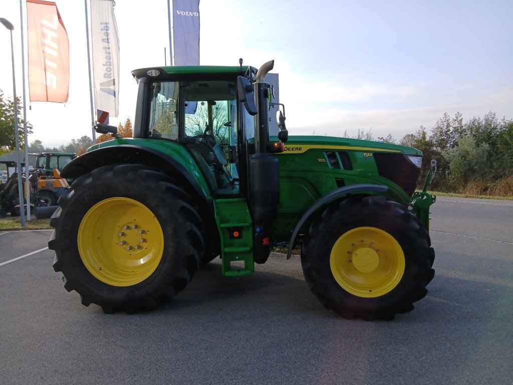 Traktor des Typs John Deere 6M 185, Ausstellungsmaschine in Lengnau (Bild 3)