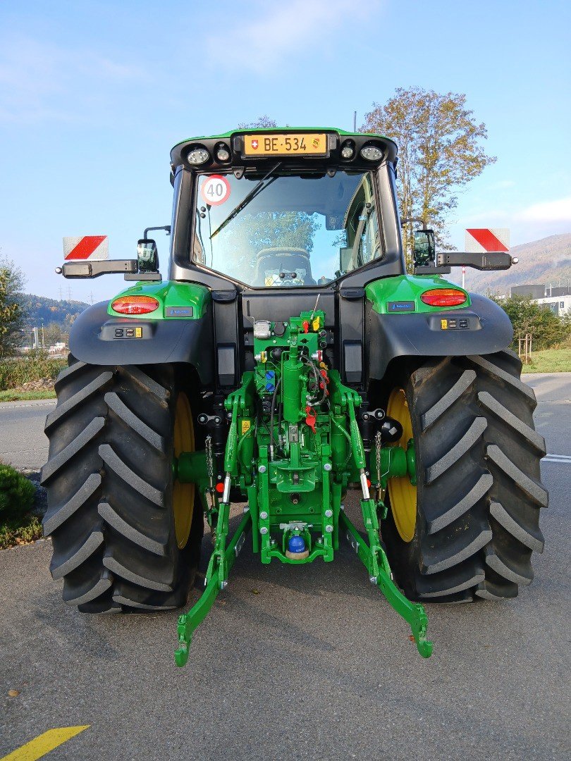 Traktor des Typs John Deere 6M 185, Ausstellungsmaschine in Lengnau (Bild 2)