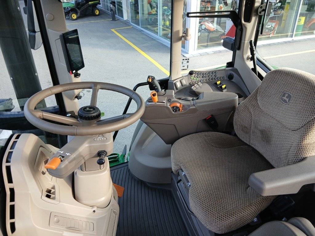 Traktor des Typs John Deere 6M 185, Ausstellungsmaschine in Lengnau (Bild 5)
