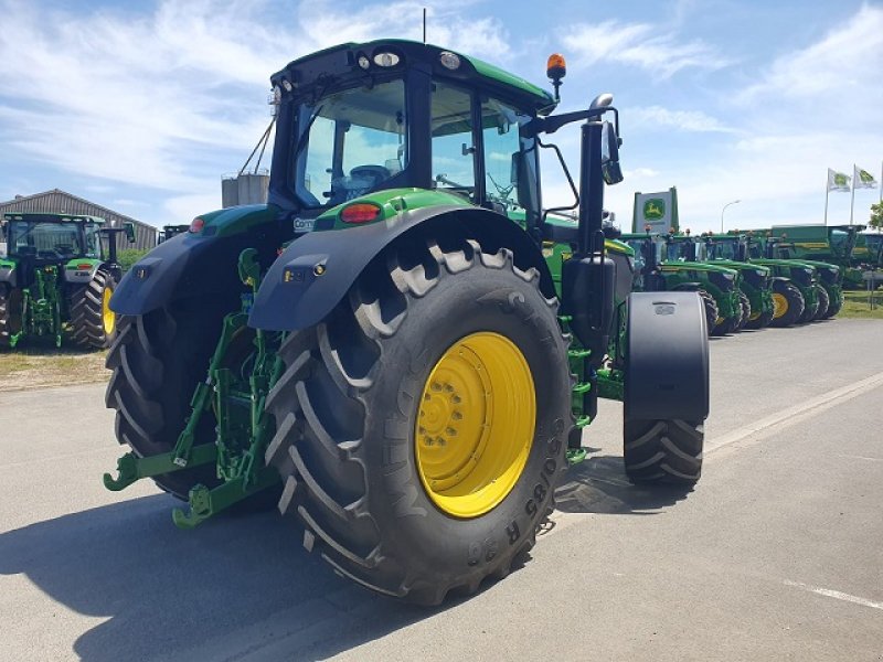 Traktor of the type John Deere 6M 200, Gebrauchtmaschine in PITHIVIERS Cedex (Picture 3)