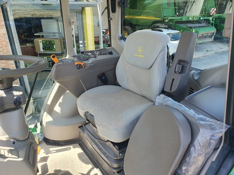 Traktor of the type John Deere 6M 200, Gebrauchtmaschine in PITHIVIERS Cedex (Picture 5)