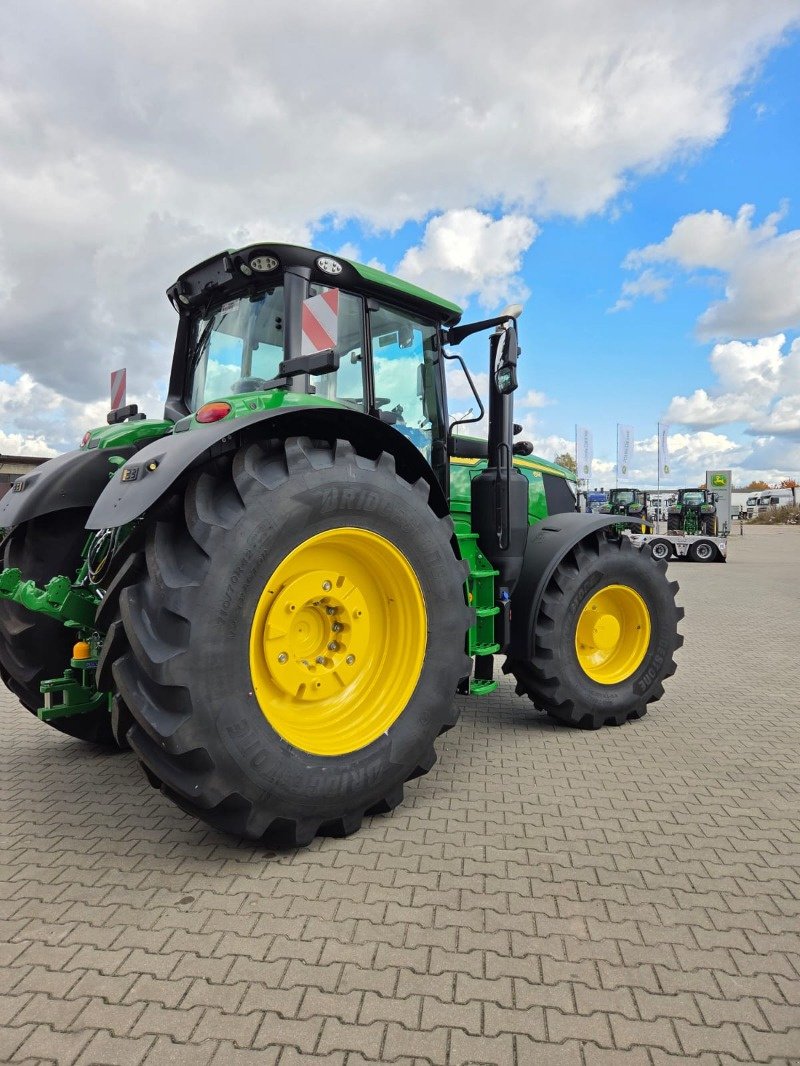 Traktor des Typs John Deere 6M 220, Neumaschine in Mrągowo (Bild 5)