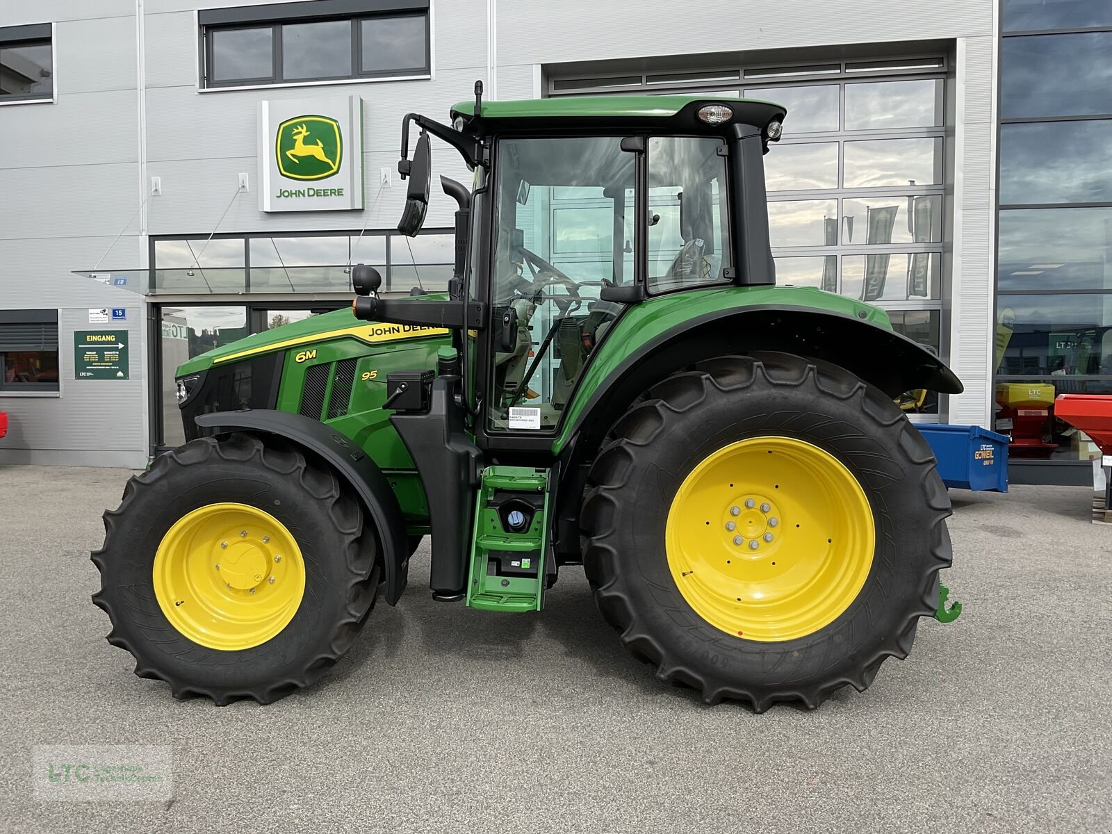 Traktor des Typs John Deere 6M 95, Neumaschine in Redlham (Bild 10)