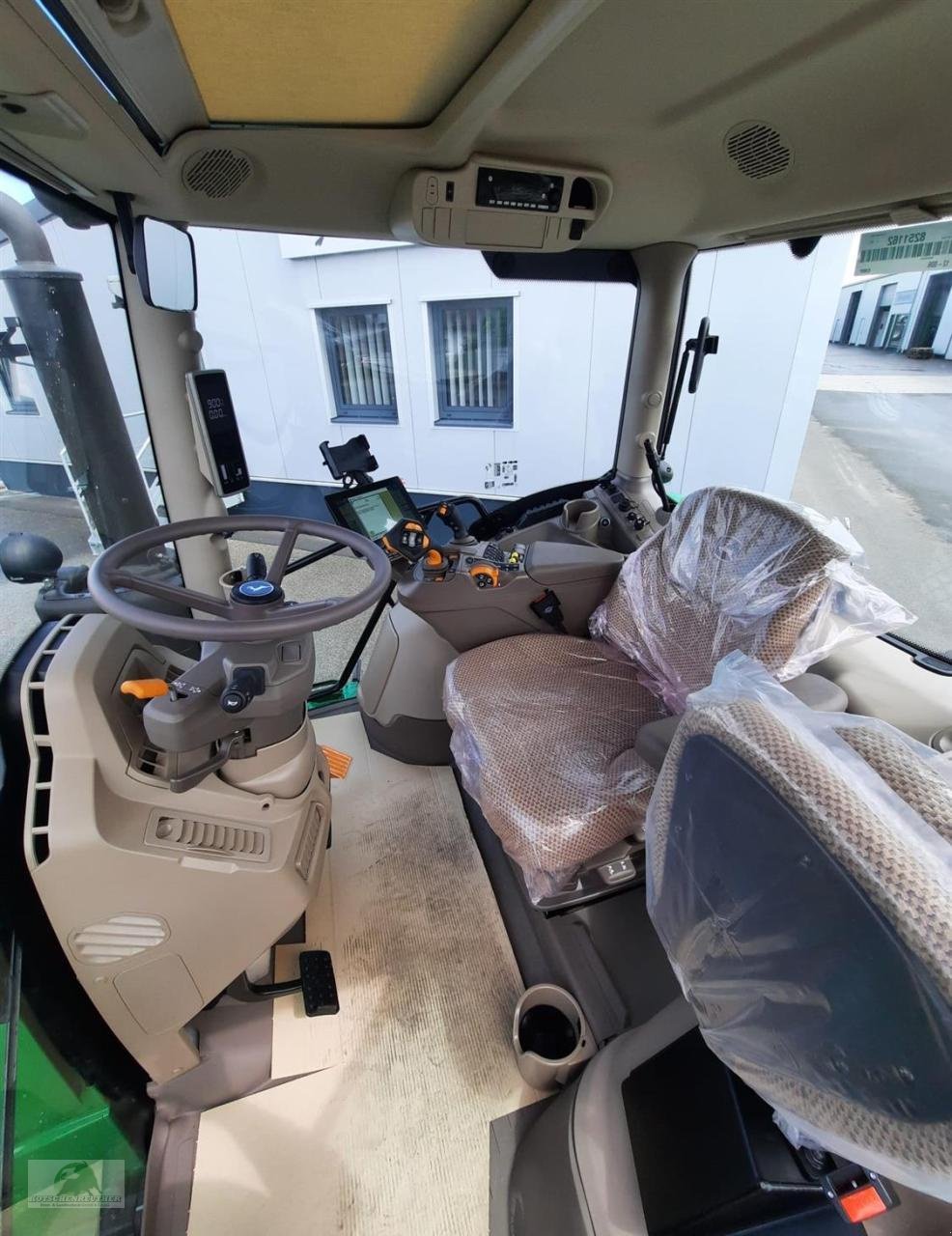 Traktor of the type John Deere 6R 130 - Command PRO, Neumaschine in Steinwiesen (Picture 11)