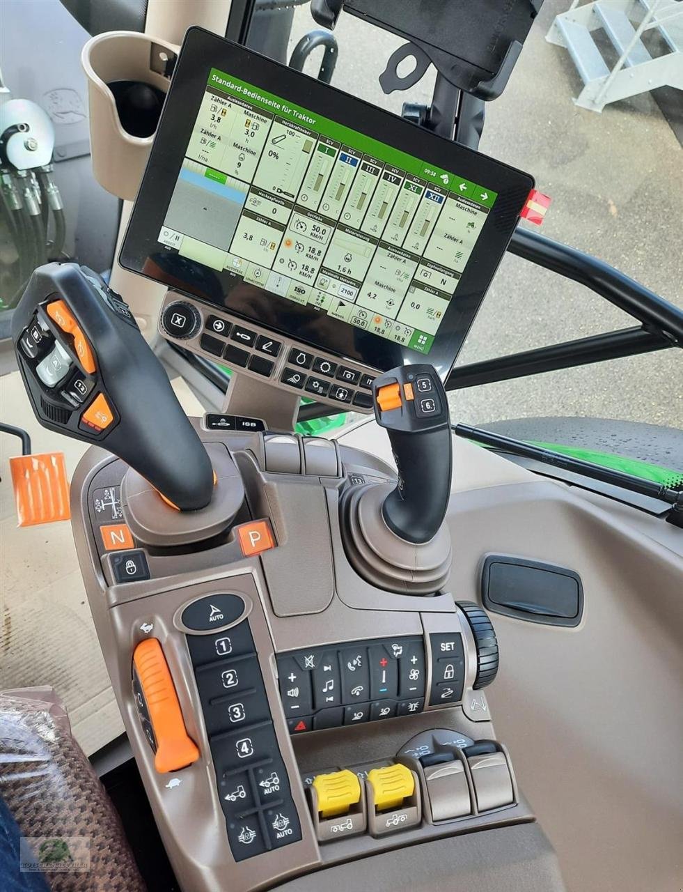 Traktor of the type John Deere 6R 130 - Command PRO, Neumaschine in Steinwiesen (Picture 13)