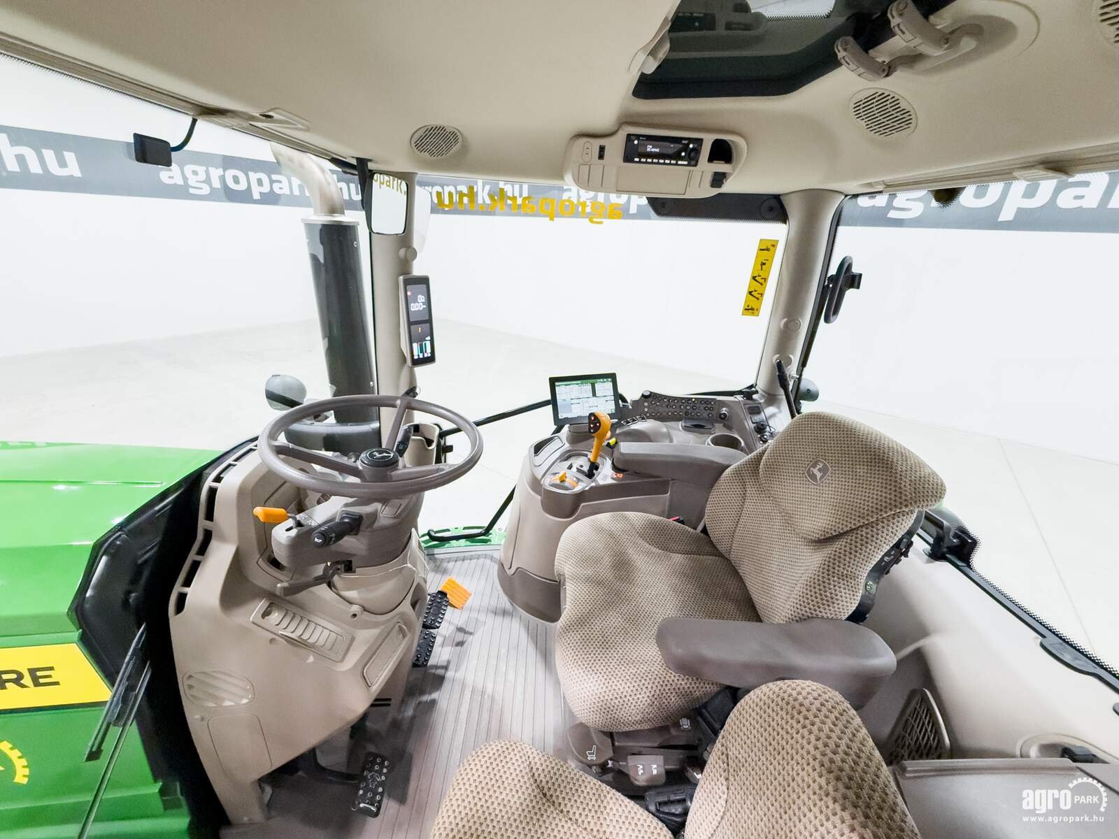 Traktor van het type John Deere 6R 155, Gebrauchtmaschine in Csengele (Foto 8)