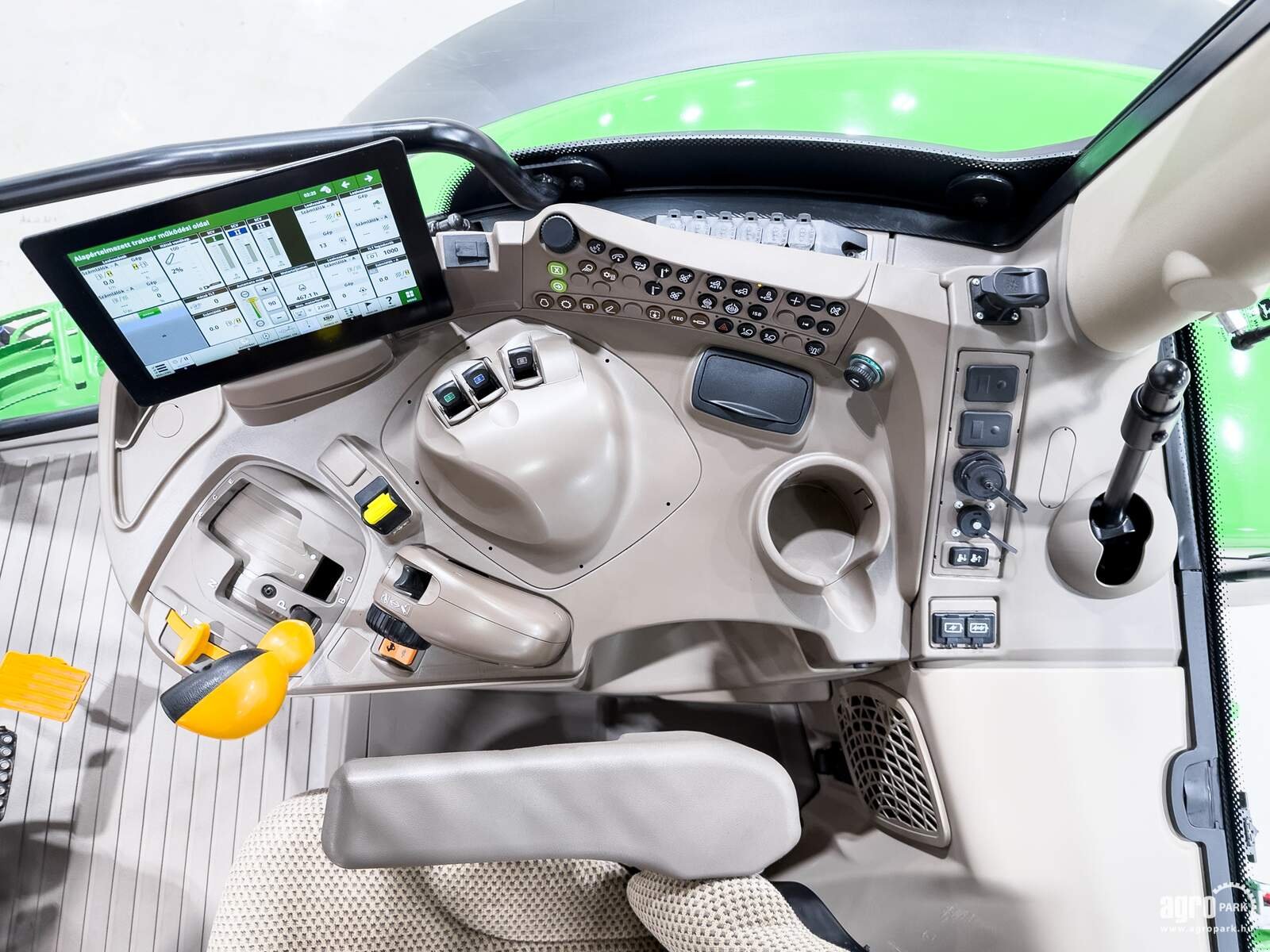 Traktor van het type John Deere 6R 155, Gebrauchtmaschine in Csengele (Foto 9)