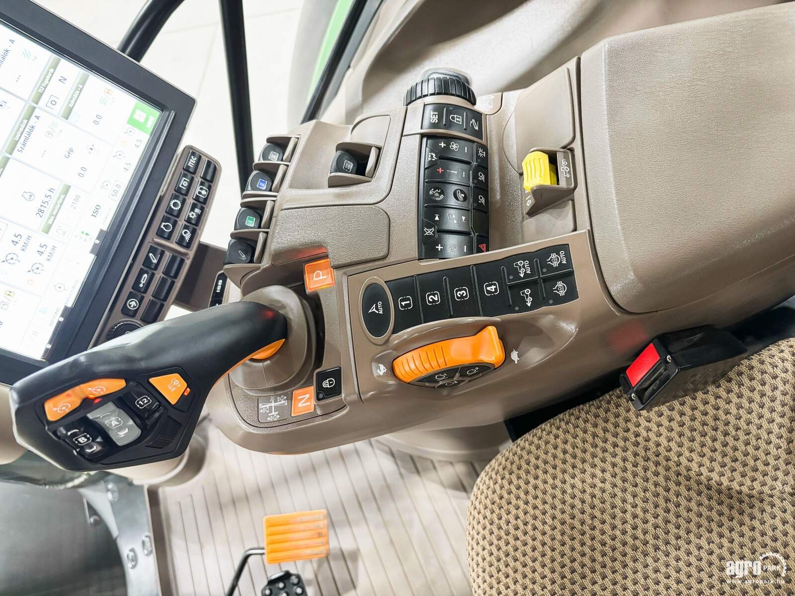 Traktor от тип John Deere 6R 155, Gebrauchtmaschine в Csengele (Снимка 9)