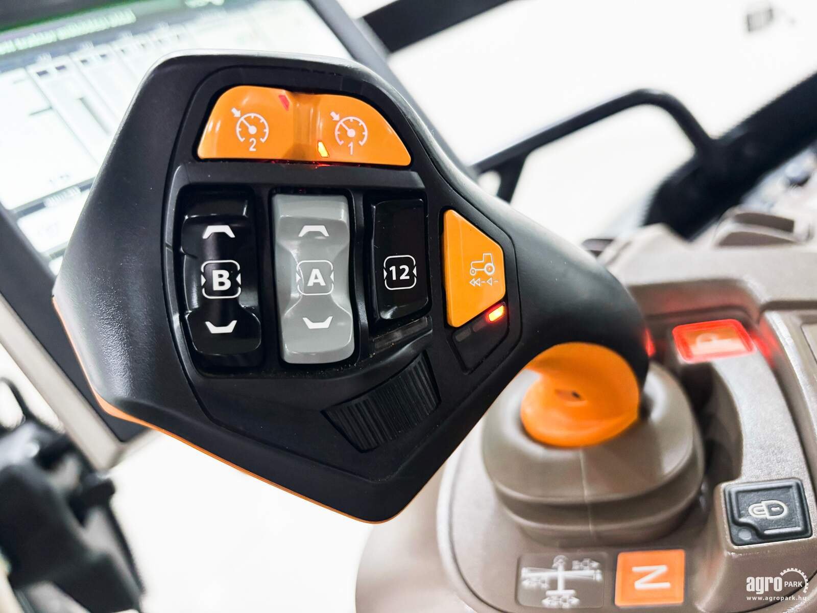 Traktor от тип John Deere 6R 155, Gebrauchtmaschine в Csengele (Снимка 11)