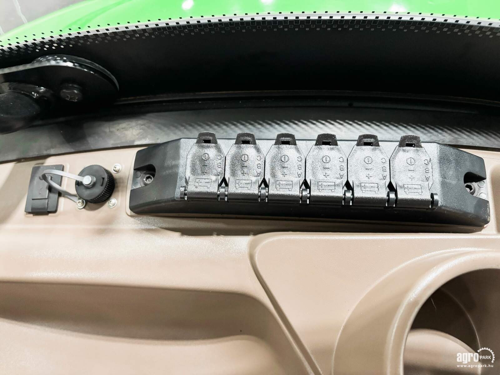 Traktor от тип John Deere 6R 155, Gebrauchtmaschine в Csengele (Снимка 22)