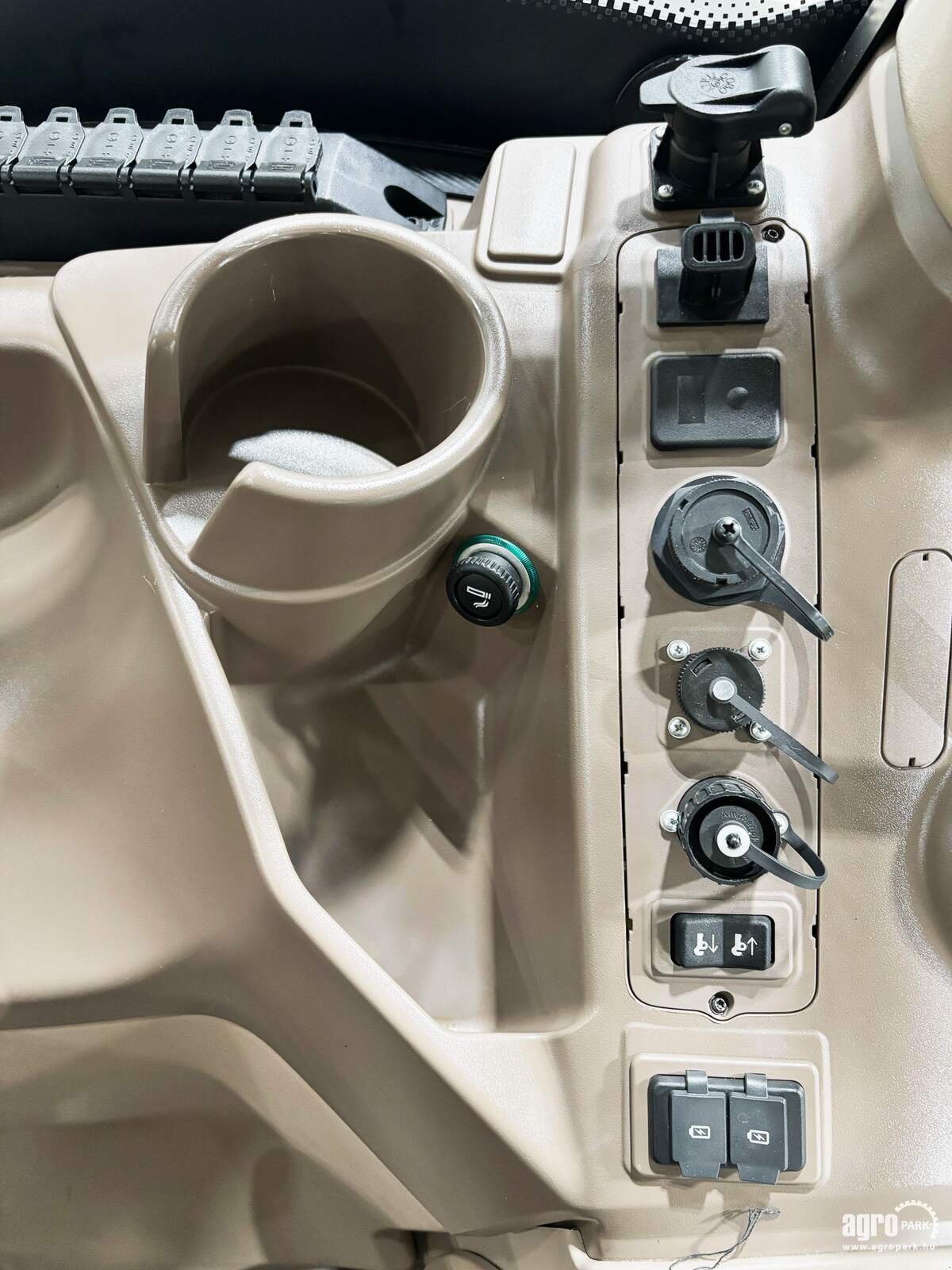 Traktor от тип John Deere 6R 155, Gebrauchtmaschine в Csengele (Снимка 24)