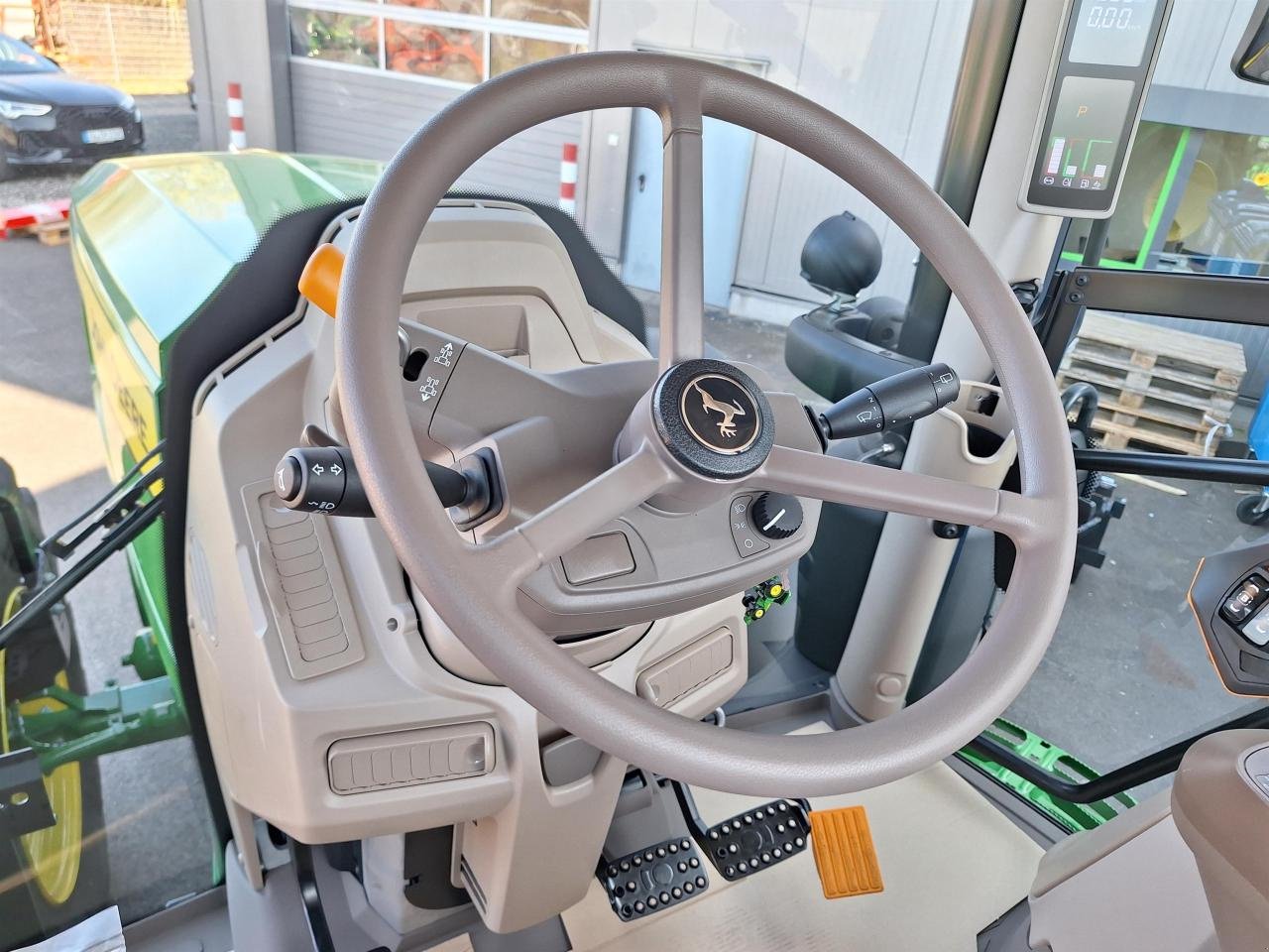 Traktor van het type John Deere 6R 155, Neumaschine in Zweibrücken (Foto 12)