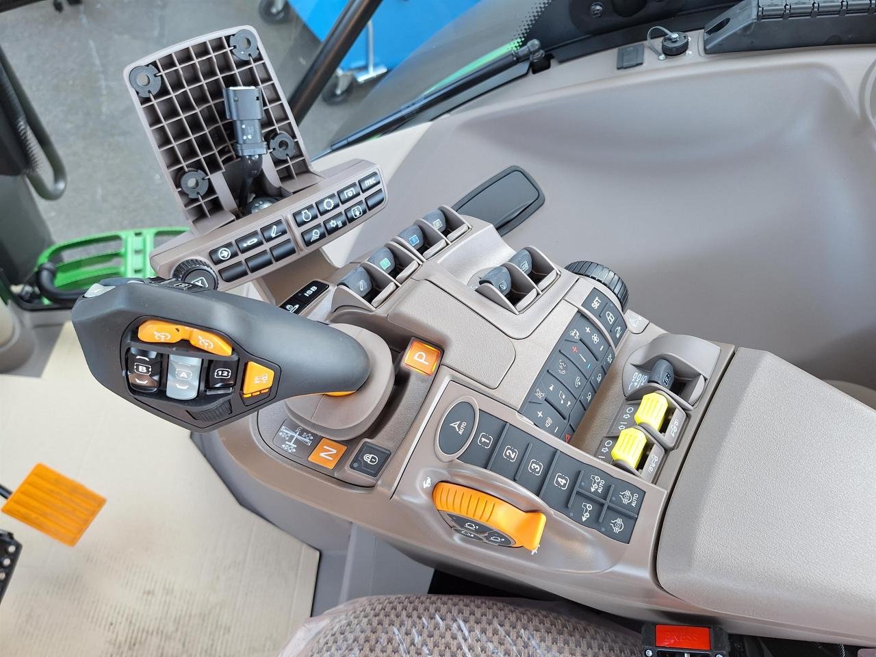 Traktor van het type John Deere 6R 155, Neumaschine in Zweibrücken (Foto 13)